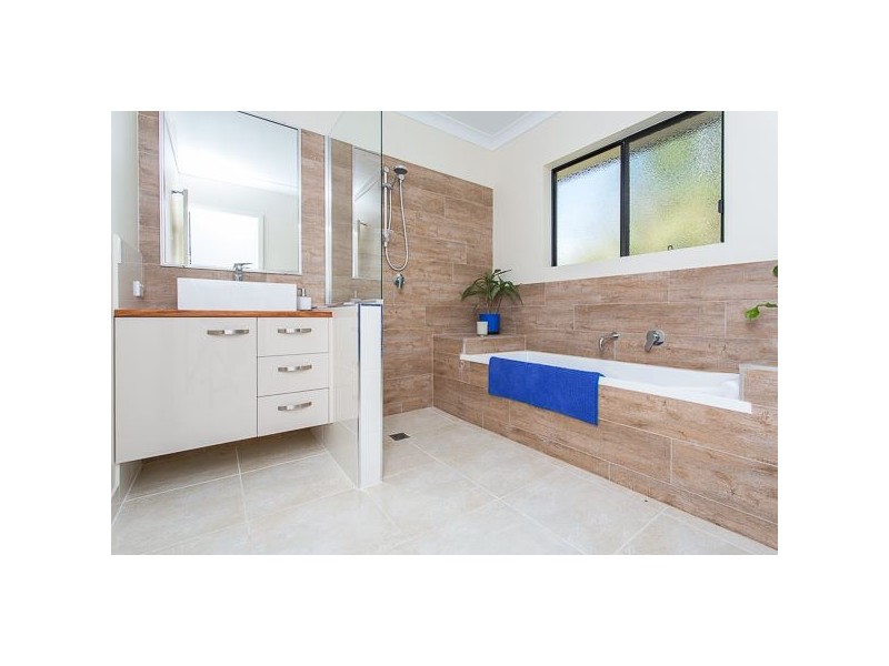 70 Valley Drive, Cannonvale QLD 4802
