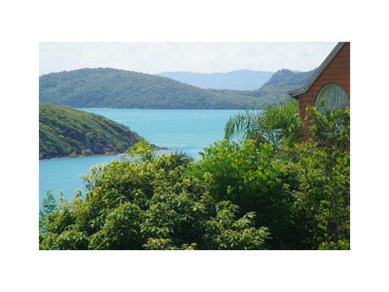 14 Passage Avenue, Shute Harbour QLD 4802
