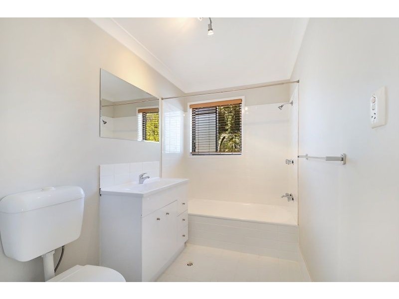 2/168 Whiting Street, Labrador QLD 4215