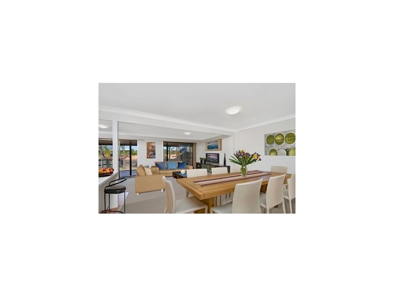 2/168 Whiting Street, Labrador QLD 4215