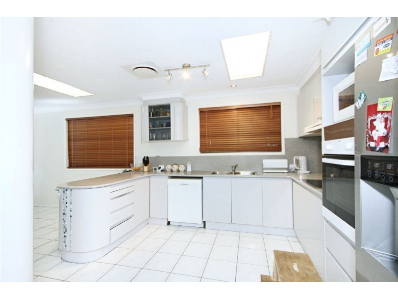 5 Falcon Court, Burleigh Waters QLD 4220