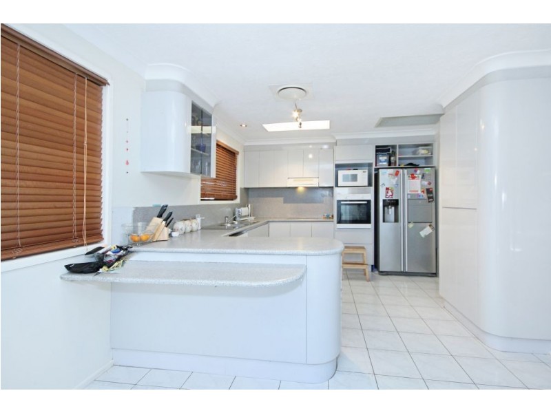 5 Falcon Court, Burleigh Waters QLD 4220