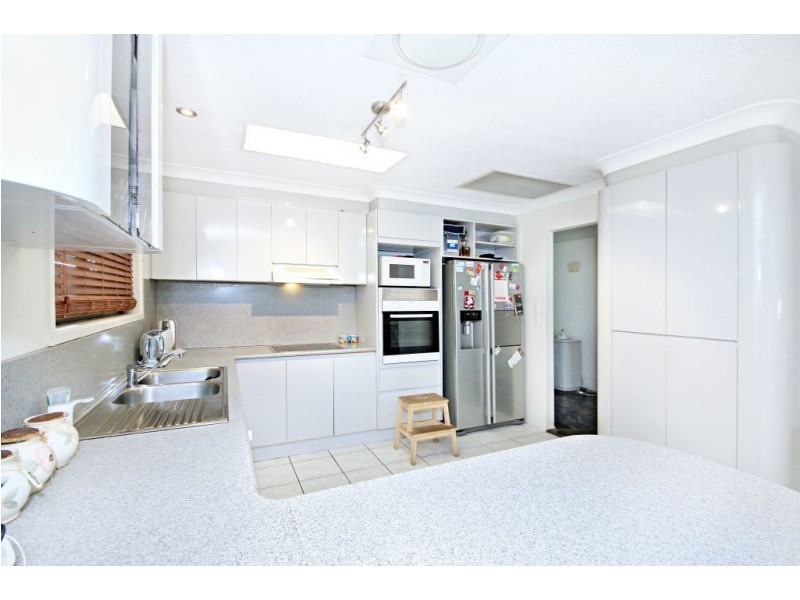 5 Falcon Court, Burleigh Waters QLD 4220