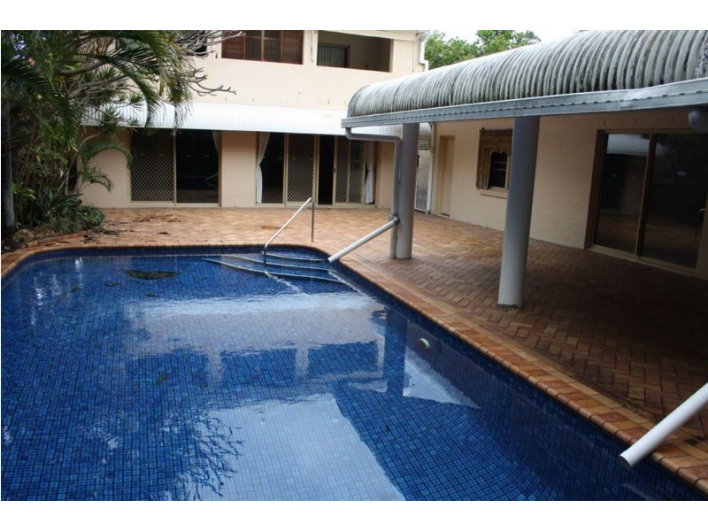 33 Armrick Ave, Broadbeach QLD 4218