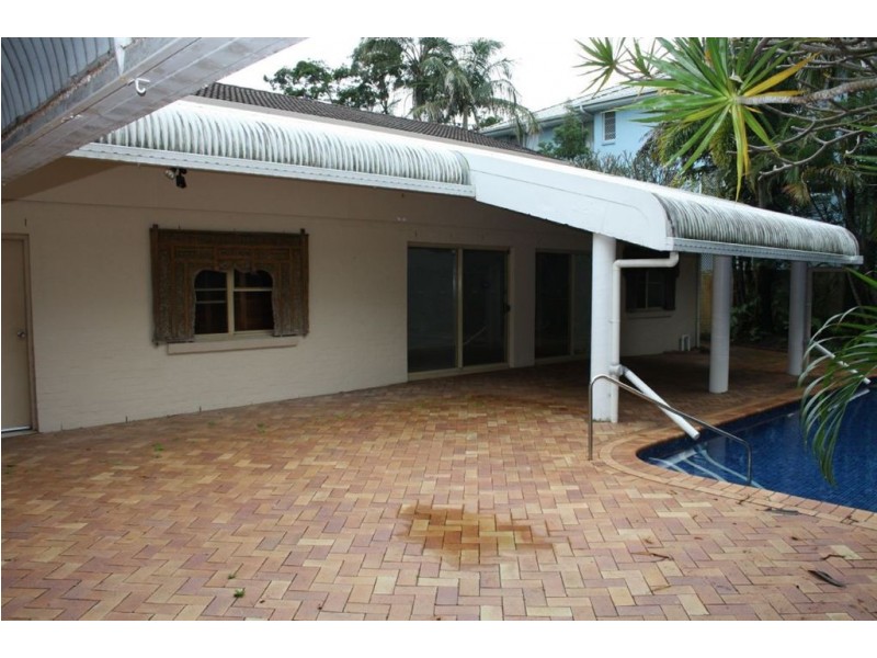 33 Armrick Ave, Broadbeach QLD 4218