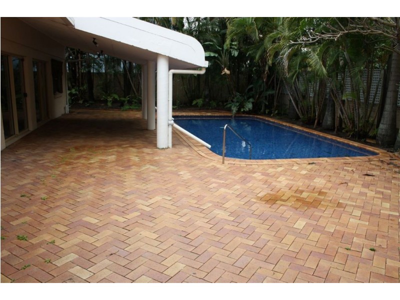 33 Armrick Ave, Broadbeach QLD 4218