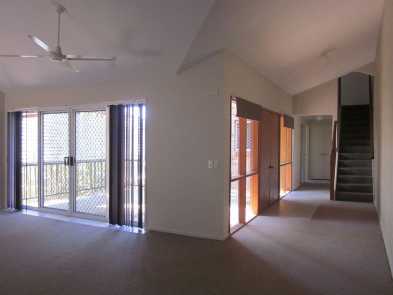 2/7A Government Road, Labrador QLD 4215