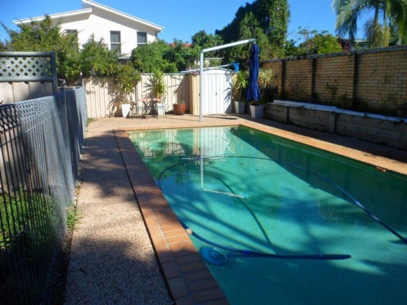 2/7A Government Road, Labrador QLD 4215