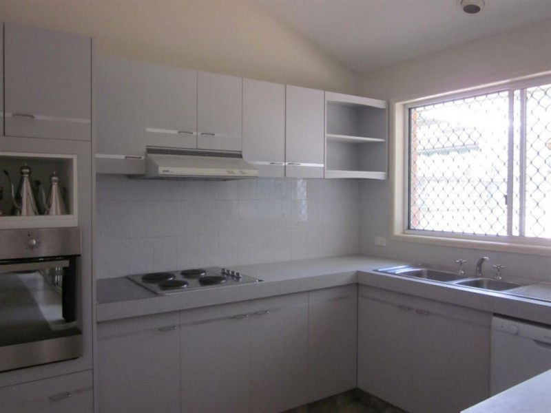 2/7A Government Road, Labrador QLD 4215
