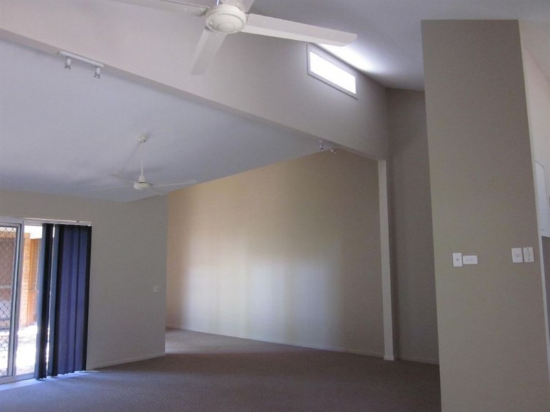 2/7A Government Road, Labrador QLD 4215
