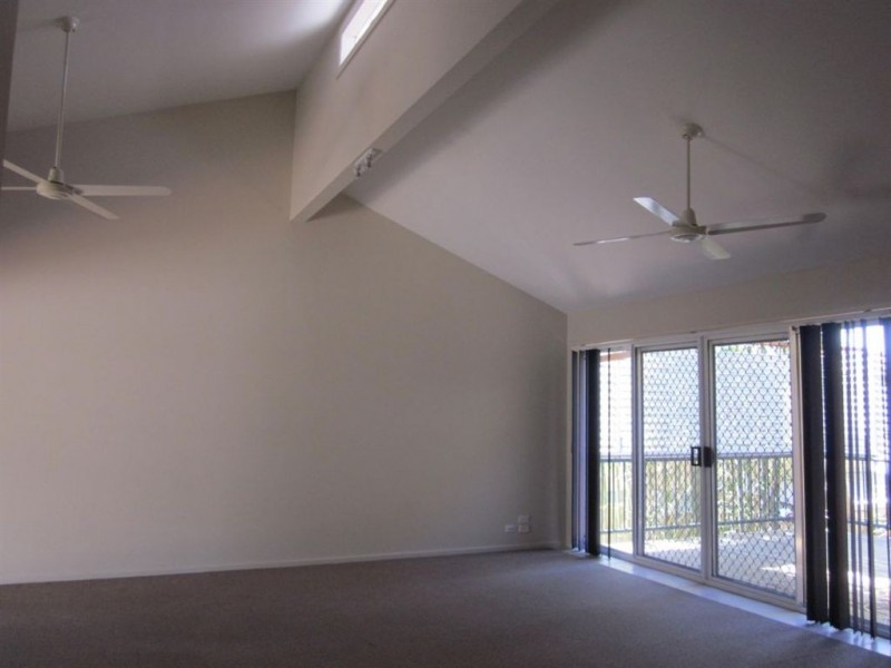 2/7A Government Road, Labrador QLD 4215
