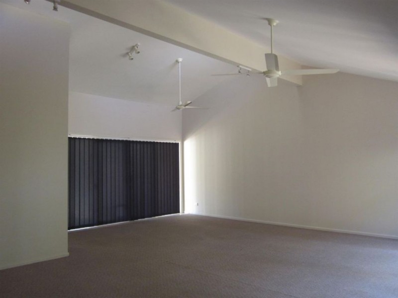 2/7A Government Road, Labrador QLD 4215