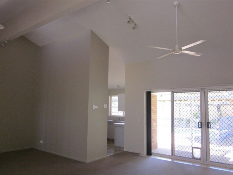 2/7A Government Road, Labrador QLD 4215