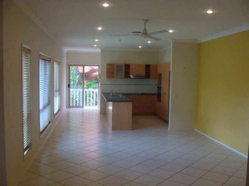 2/3 Fisher Ave, Southport QLD 4215