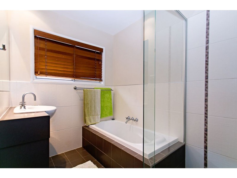 94 Heeb Street, Benowa QLD 4217