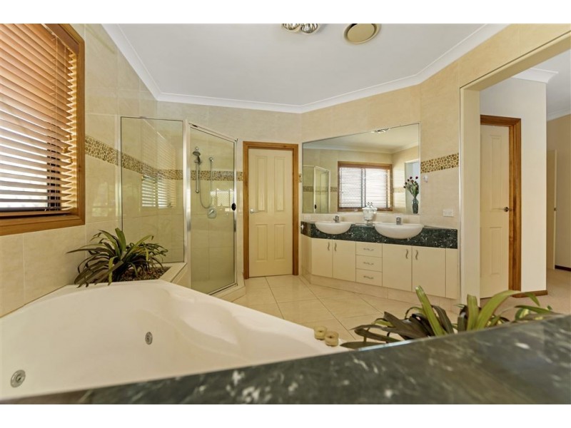 114 Arun Drive, Arundel QLD 4214