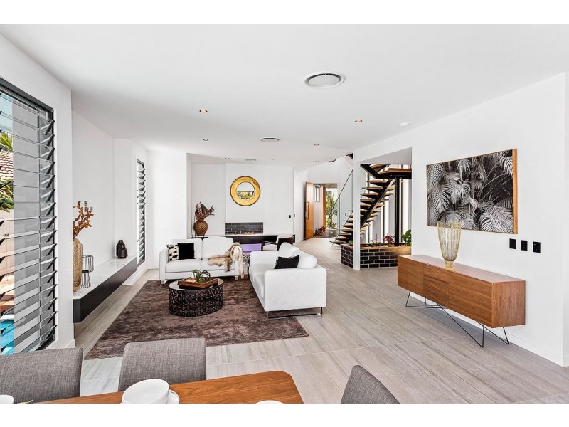 2/30 Bombala Street, Broadbeach Waters QLD 4218