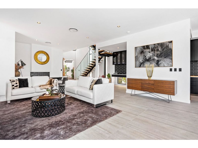 2/30 Bombala Street, Broadbeach Waters QLD 4218