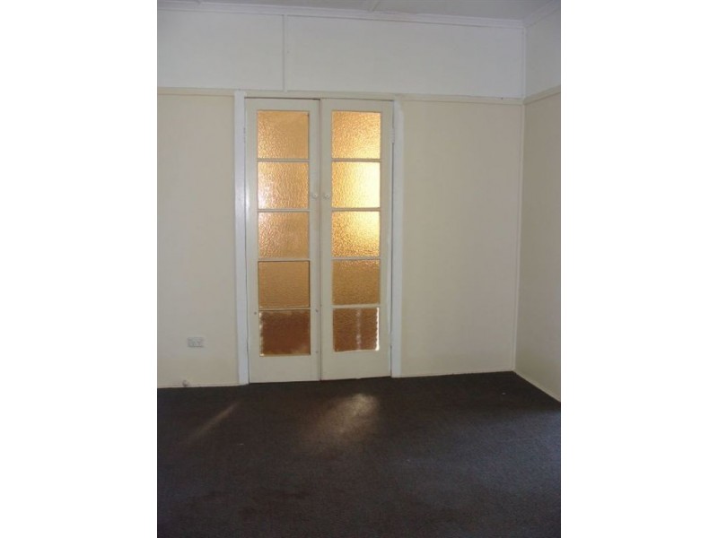 18 Spendelove Avenue, Southport QLD 4215