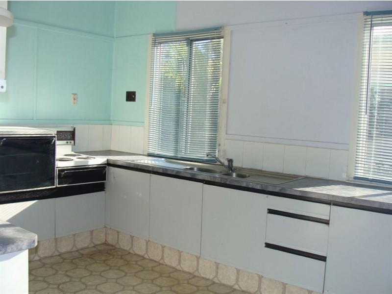 18 Spendelove Avenue, Southport QLD 4215