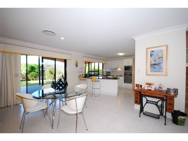 11 Cromwell Cl, Brookfield QLD 4069