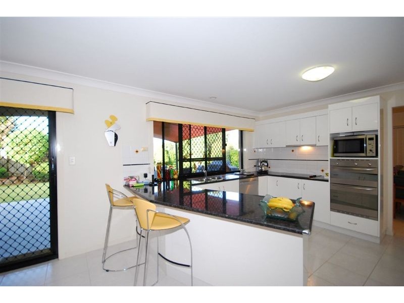 11 Cromwell Cl, Brookfield QLD 4069
