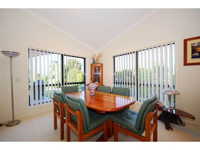 11 Cromwell Cl, Brookfield QLD 4069