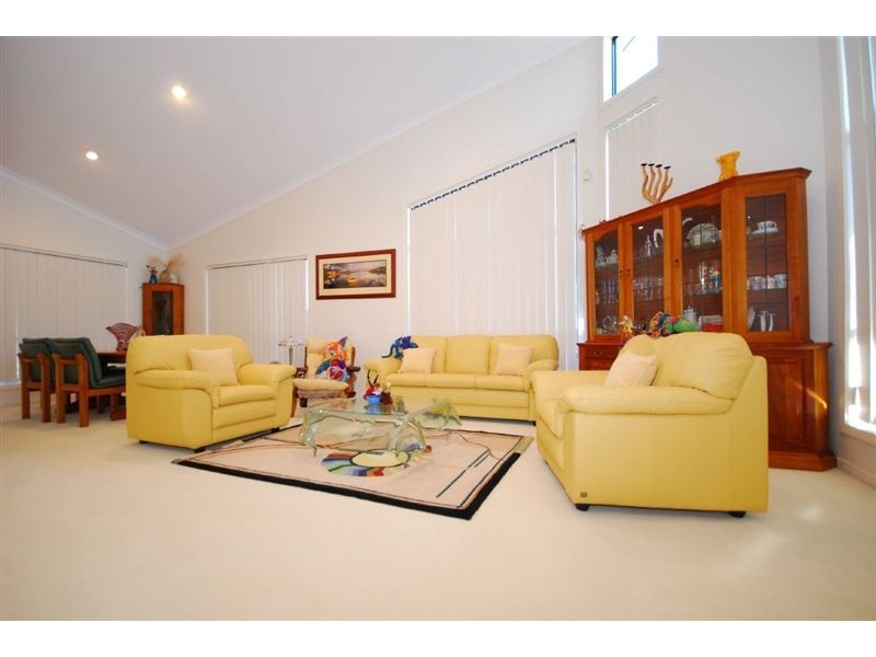 11 Cromwell Cl, Brookfield QLD 4069