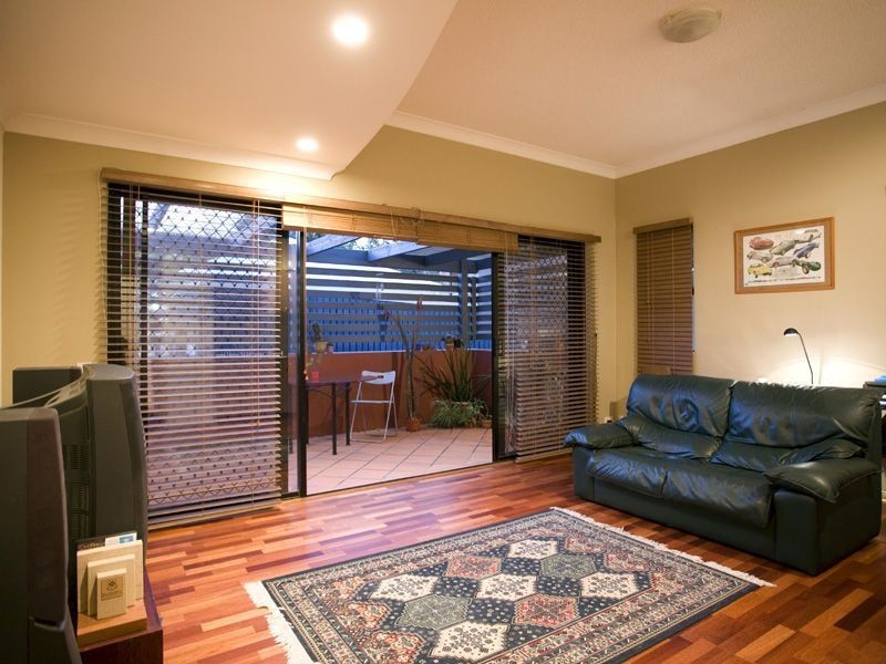 1/66 Depper St, St Lucia QLD 4067