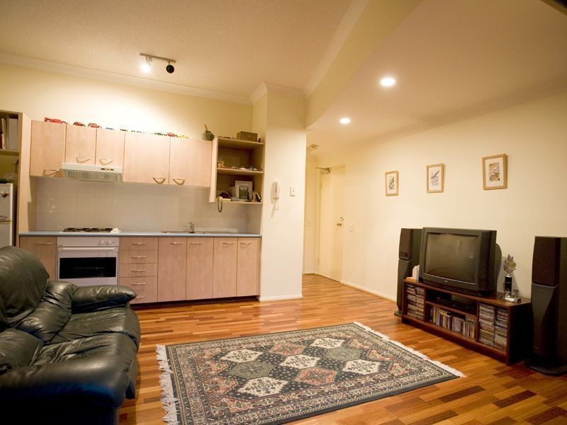 1/66 Depper St, St Lucia QLD 4067