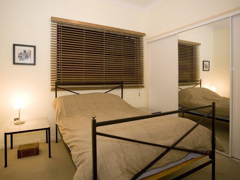 1/66 Depper St, St Lucia QLD 4067