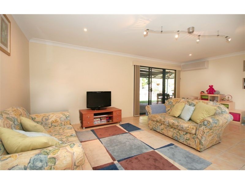 18 Westaway Crescent, Bellbowrie QLD 4070