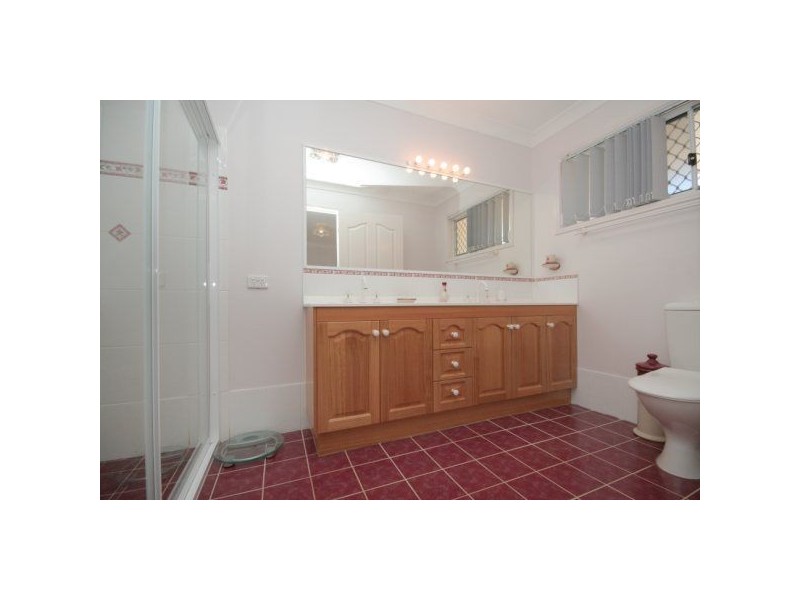 16 Pioneer Cr, Bellbowrie QLD 4070