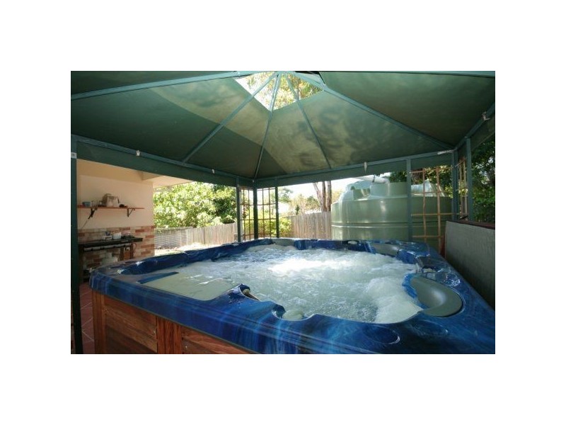 16 Pioneer Cr, Bellbowrie QLD 4070