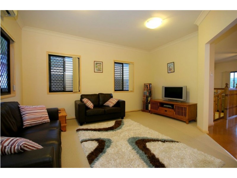 80 Dengate Lane, St Lucia QLD 4067