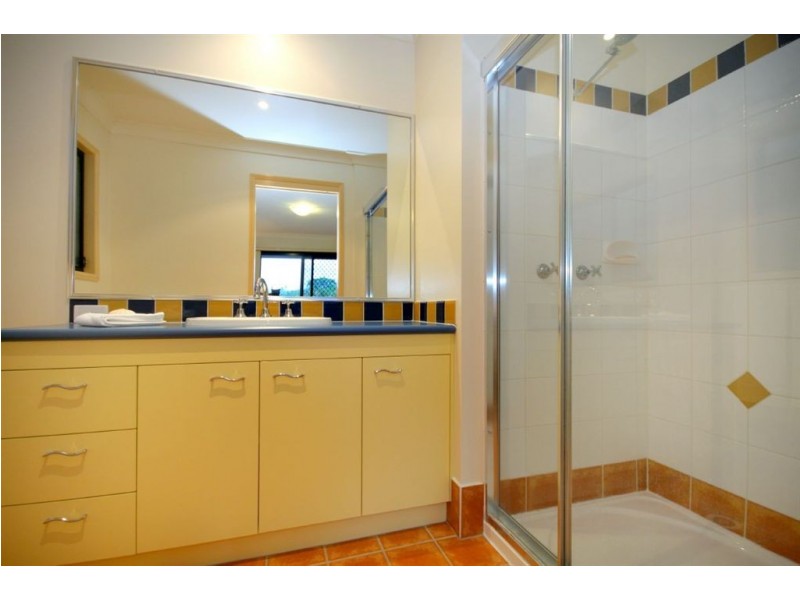 80 Dengate Lane, St Lucia QLD 4067