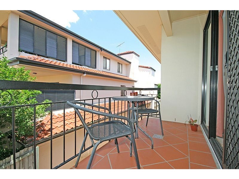 2/31 Sisley St, St Lucia QLD 4067