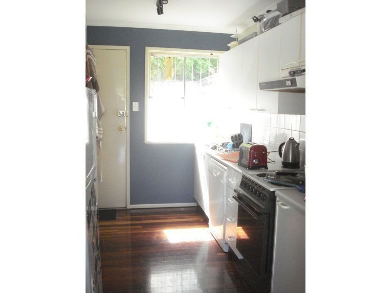 2/104 Carmody Rd, St Lucia QLD 4067