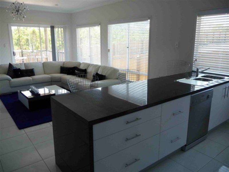 28 Waratah Cr, Springfield Lakes QLD 4300