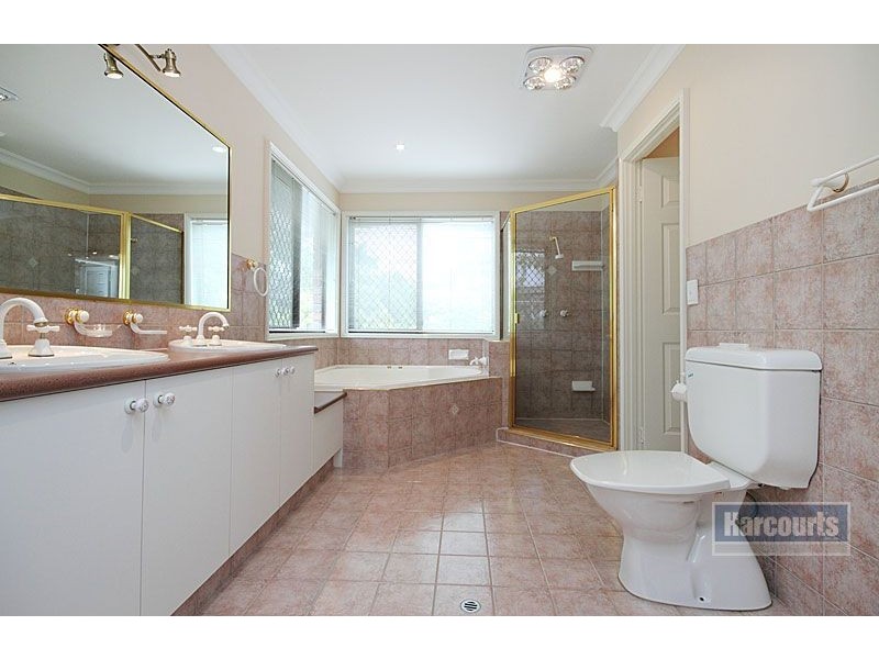 3 Sturt Ct, Mount Ommaney QLD 4074