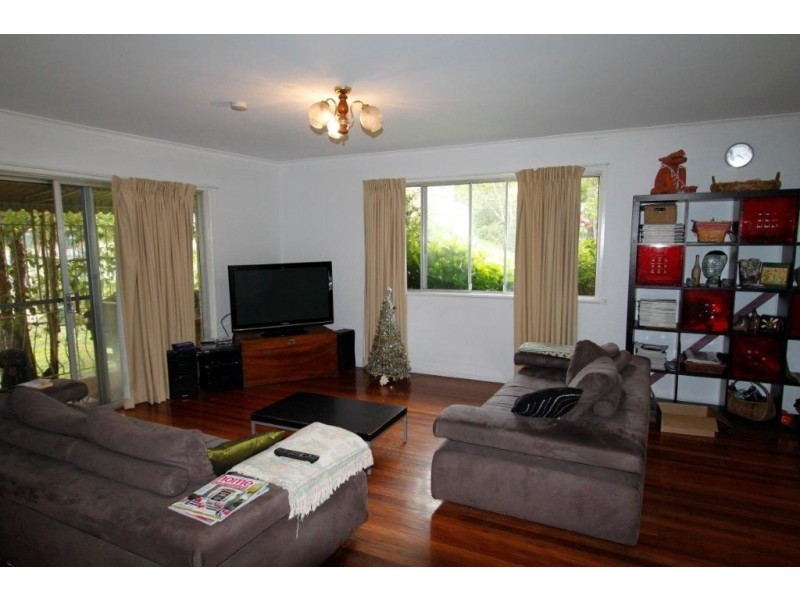245 Chapel Hill Rd, Chapel Hill QLD 4069