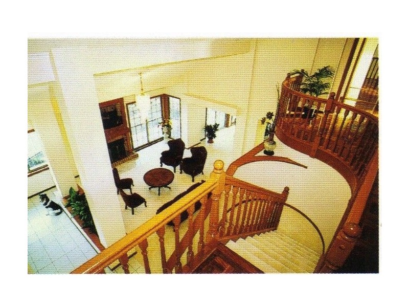 10 St Andrews Pl, Indooroopilly QLD 4068