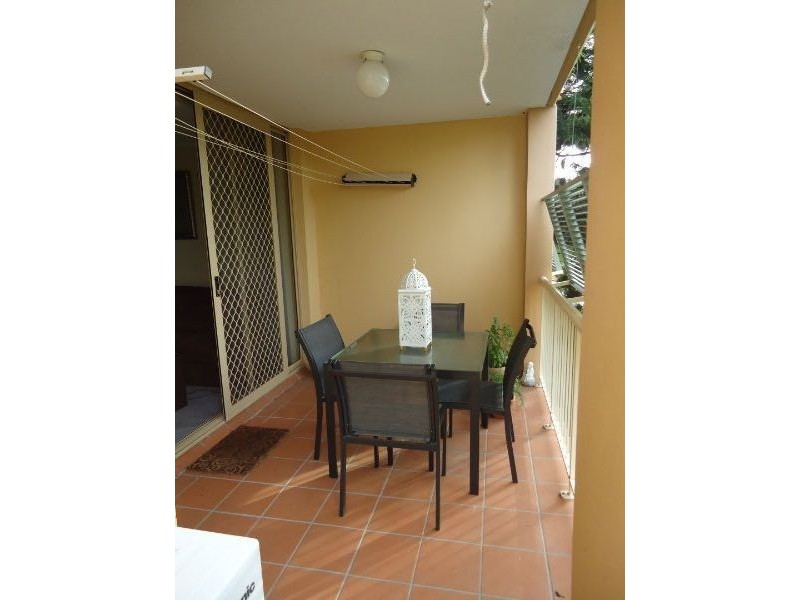 4/15 Clarence Rd, Indooroopilly QLD 4068