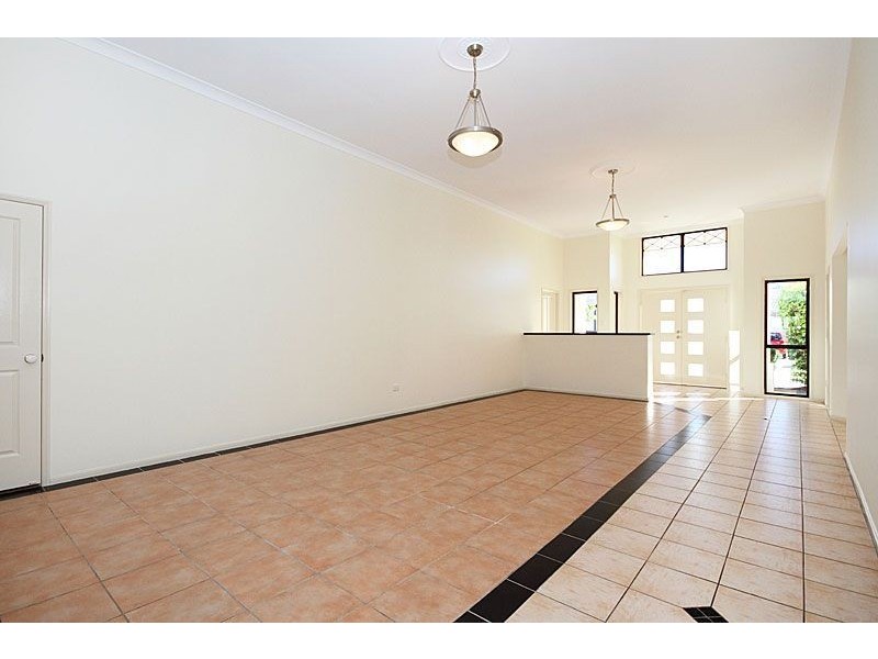 2 Wandi Close, Riverhills QLD 4074