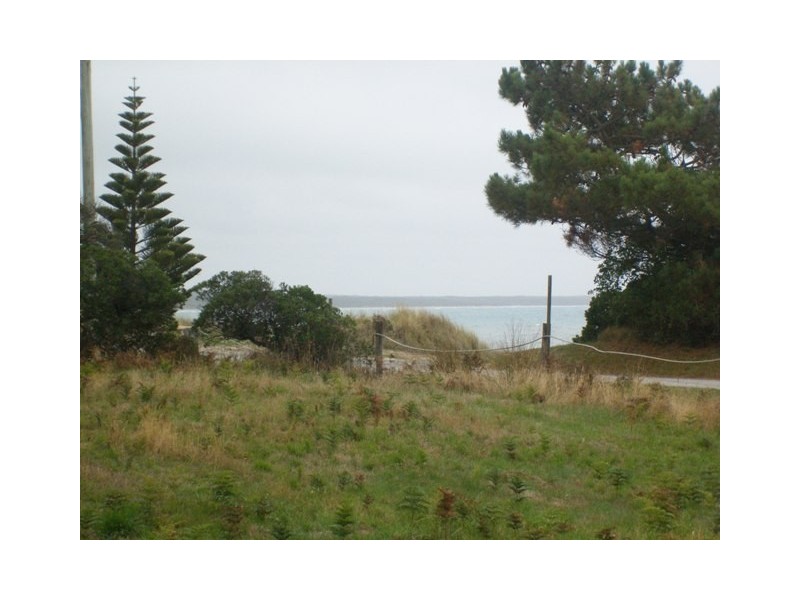 1 Esplanade, Naracoopa TAS 7256