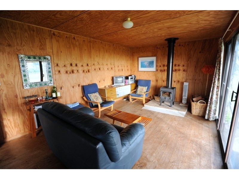 126a The Esplanade, Naracoopa TAS 7256