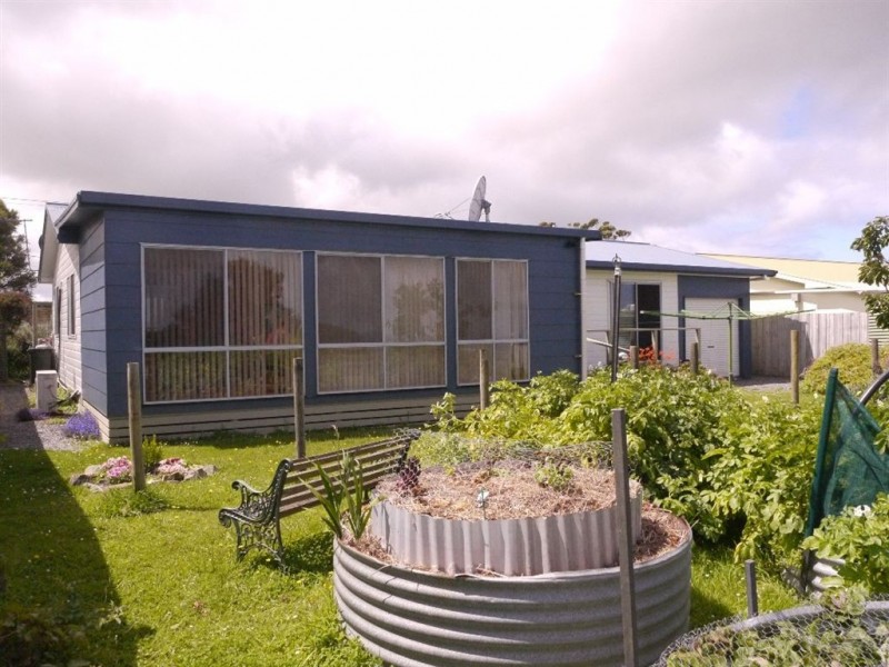 10 Currie Road, Grassy TAS 7256