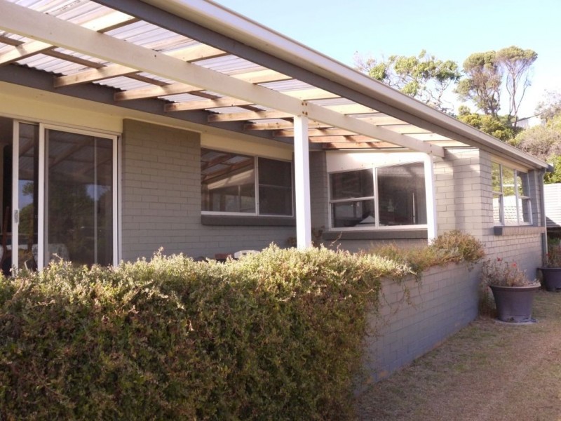 8 Beach Road, Currie TAS 7256