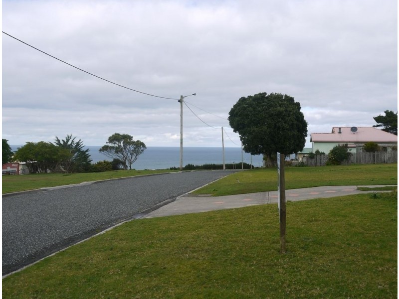 17 Sassafras Street, Grassy TAS 7256