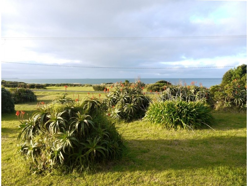 5 The Esplanade, Naracoopa TAS 7256